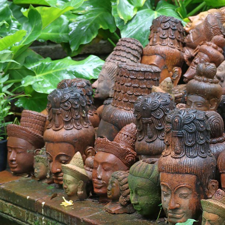 Diverse asiatische Tonköpfe